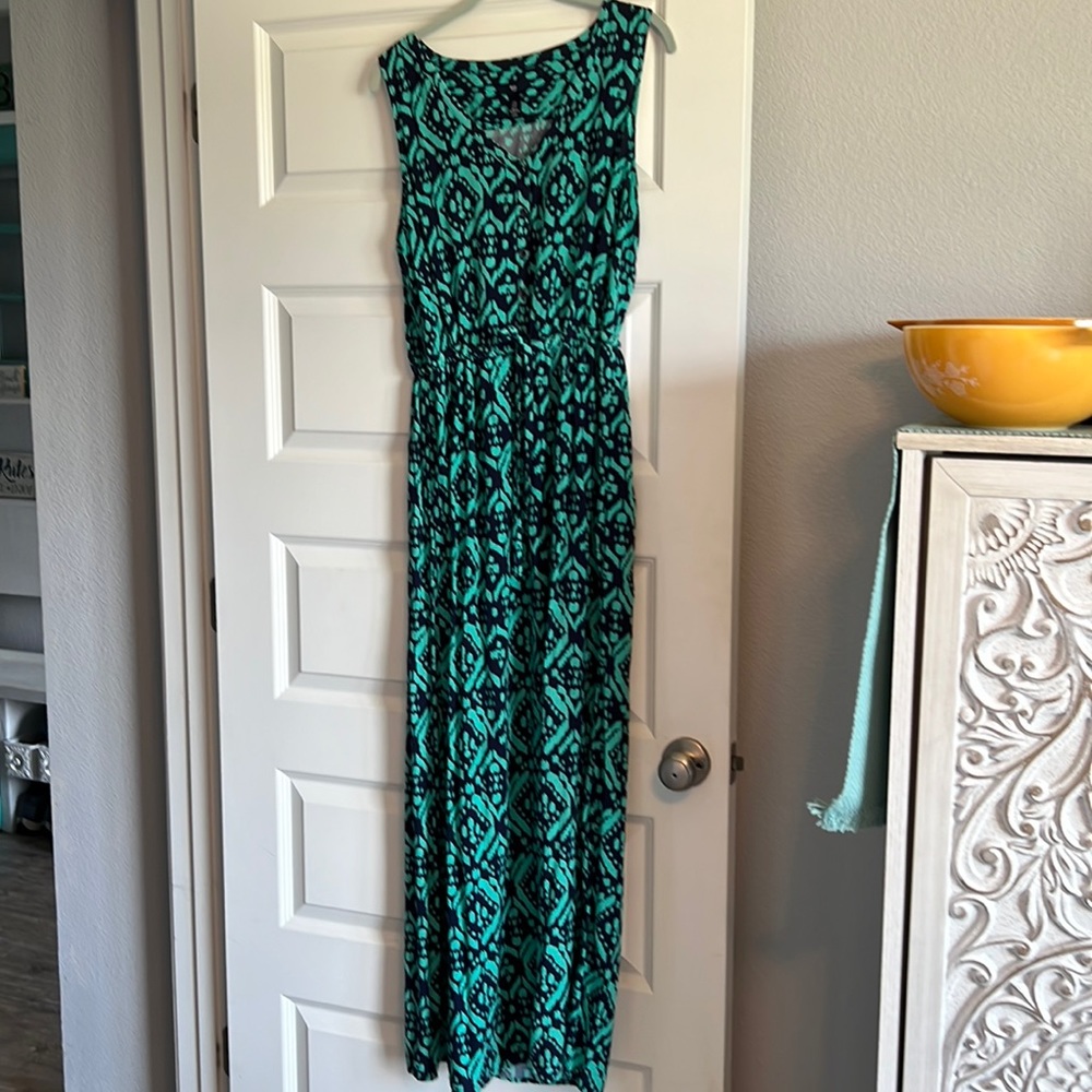 Very pretty v-neck maxi dress with pockets!! Size large